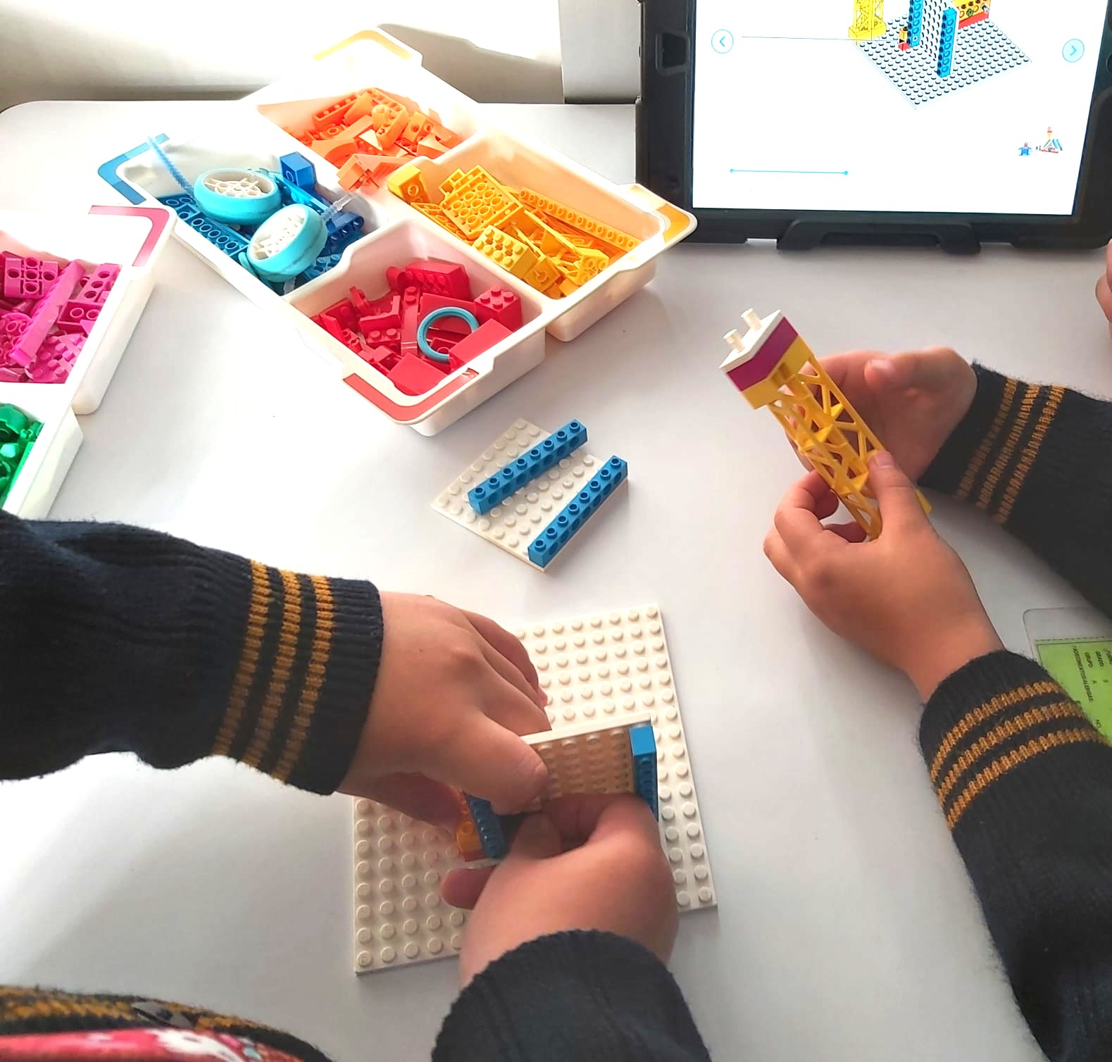 Alumnos construyendo un proyecto de robótica con Lego Education Spike